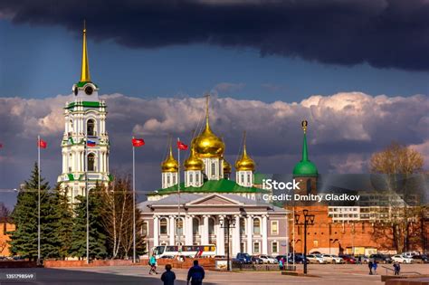 Церковь С Куполами На Фоне Темного Неба С Облаками — стоковые ...