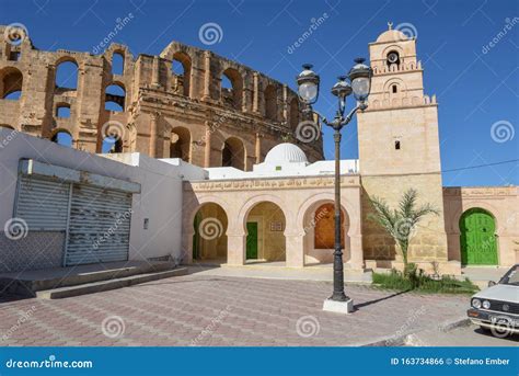 Amphith Tre Romain Et Mosqu E D El Jem En Tunisie Photo Ditorial