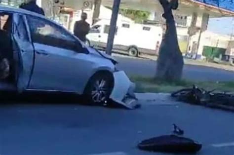 Fuerte accidente entre un automóvil y una moto La colisión se produjo