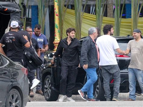 Chay Suede Fotografado Em Grava Es De Travessia No Rio Quem