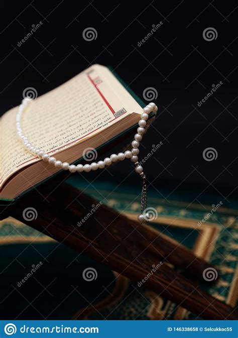 Quran Isl Mico Del Libro Sagrado En El Rahle De Talla De Madera Con Las