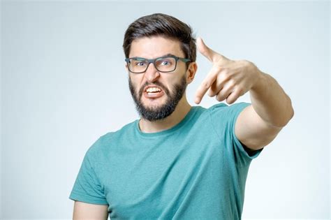 Hombre Enojado Y Furioso Sobre Un Fondo Gris Foto Premium