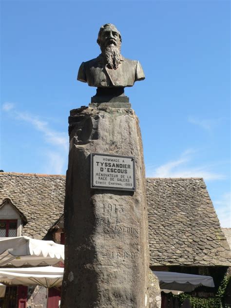 Monument à la gloire de Tyssandier d Escous bienfaitaur de la race