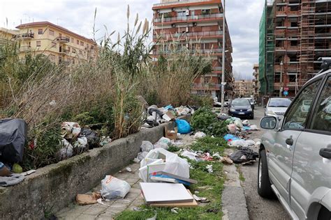 Reggio Calabria Invasa Dai Rifiuti Cumuli Di Spazzatura In Via Alberto