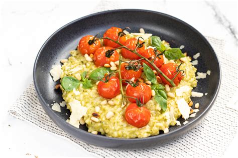 Groene Pesto Risotto Met Gegrilde Tomaten Recept De Kokende Zussen