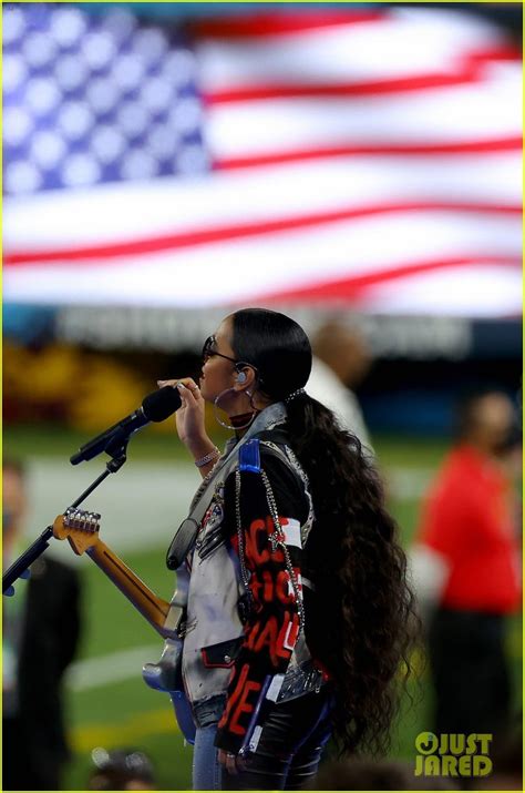 H.E.R. Sings 'America the Beautiful' at Super Bowl 2021 - Watch Video ...