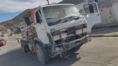 Camionero se quedó sin frenos chocó un auto y se estrelló contra una batea