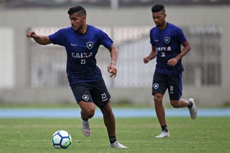 Botafogo Abre Treino Para Ganhar Abraço Da Torcida Botafogo O Dia