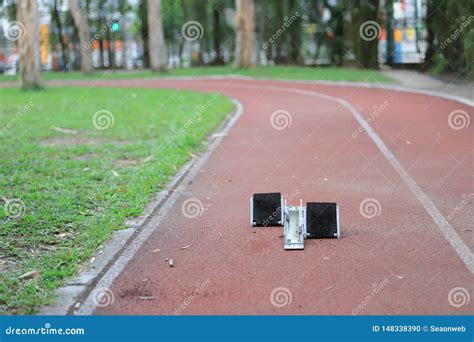 Bloques El Comenzar Del Atletismo Y Pistas Corrientes Rojas En El