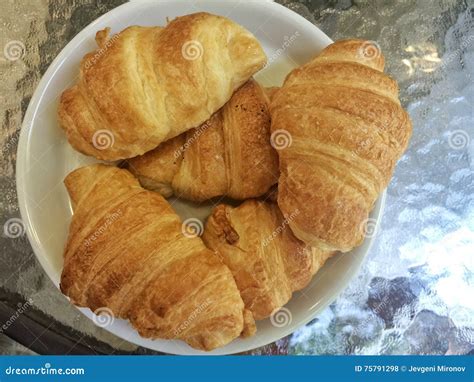 Verse Croissants Op Plaat Stock Foto Image Of Gebakje 75791298