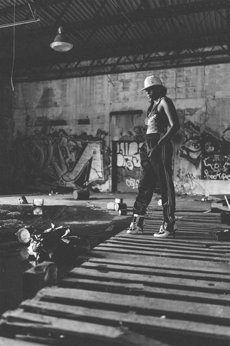 Graffiti Hip-Hop in abandoned warehouse