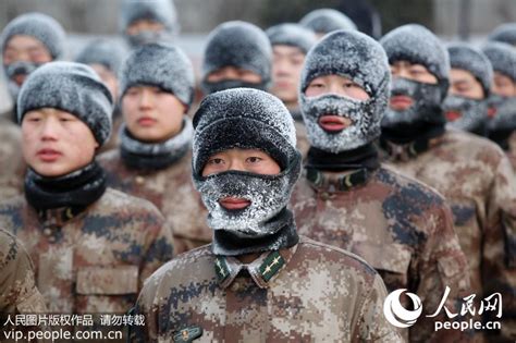 －37℃极寒 黑河好八连官兵极限体能训练变“冰人”【2】 图片频道 人民网