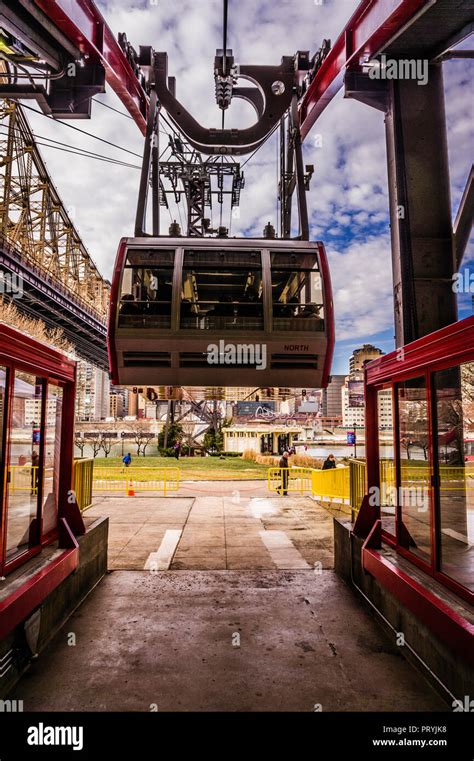 Roosevelt Island Tramway Manhattan New York New York Usa Stock Photo