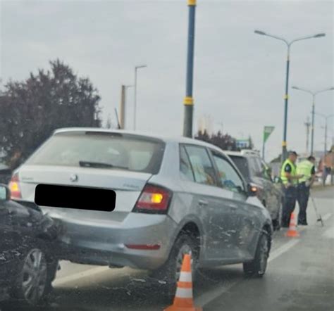 FOTO LANČANI SUDAR u STANOVU Četiri vozila učestvovala u nezgodi ima