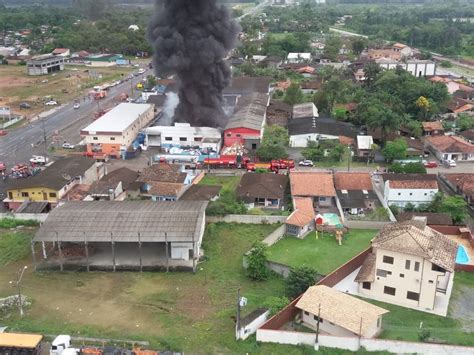 Incêndio atinge empresa de reciclagem em Araquari Santa Catarina G1