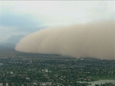 Captado El Momento En Que Una Gigantesca Nube De Polvo Cubre Toda La