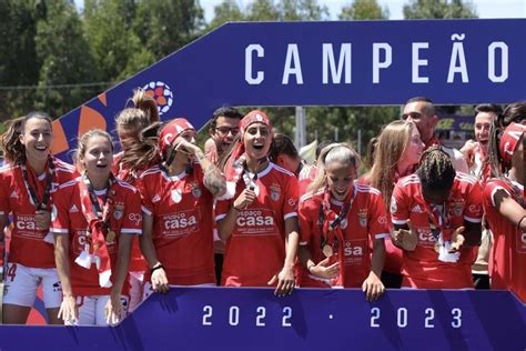 Equipa Campe Nacional Feminina Recebida Na Casa Do Benfica De Gaia