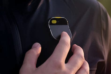 LAi Pin Le Badge Assistant Qui Veut Remplacer Le Smartphone Pour 699