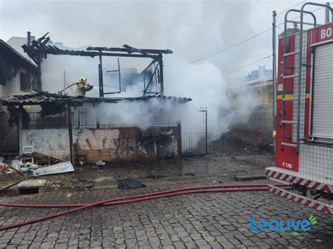 Casa fica totalmente destruída após incêndio em Caxias do Sul