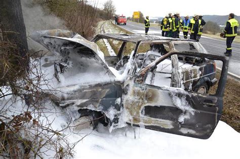 Auto Prallt Gegen Baum Und F Ngt Feuer