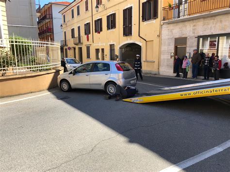 Romagnano Auto Senza Freno A Mano Si Schianta Contro Muro