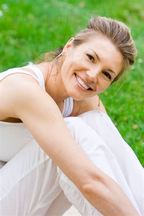 Het Meisje Van De Blonde In Park Dat Yoga Doet Stock Afbeelding Image Of Oefening Gezondheid