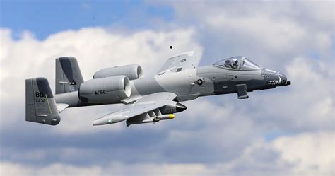 WLTK 1/100 A-10 Fighter Gulf War Tank Killer A10 Military Aircraft