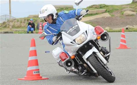 バランス走行、スラローム白バイ隊が〝スゴ技〟 熊本県警交通機動隊が安全運転競技大会｜熊本日日新聞社