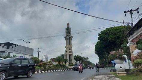 Kalselpedia Tugu Adipura Berlokasi Di Seberang Rumah Wali Kota