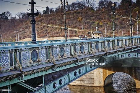 Jembatan Besi Foto Stok Unduh Gambar Sekarang Fotografi Citra