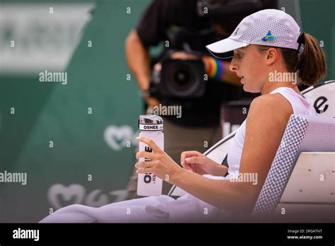 Iga Swiatek Takes A Break During The First Round Match Bnp Paribas