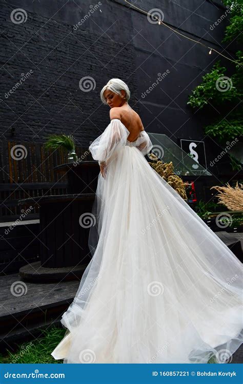 Mooie Blonde Bril In Witte Jurk Naakte Rug En Tatoeage Stock Afbeelding Image Of Stellen