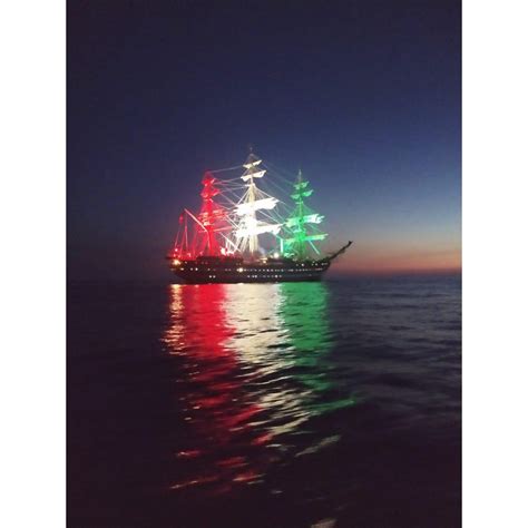 La Amerigo Vespucci Attraversa Le Eolie Tricolore Sulle Vele E