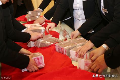 有钱的单位开年会、发奖金，老板员工喜笑颜开，年终奖在路上图片