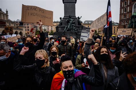 Le proteste per il diritto all aborto invadono le città della Polonia