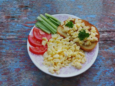 Café Da Manhã Continental Ovos Mexidos Pão E Salada Grega Em Mesa De