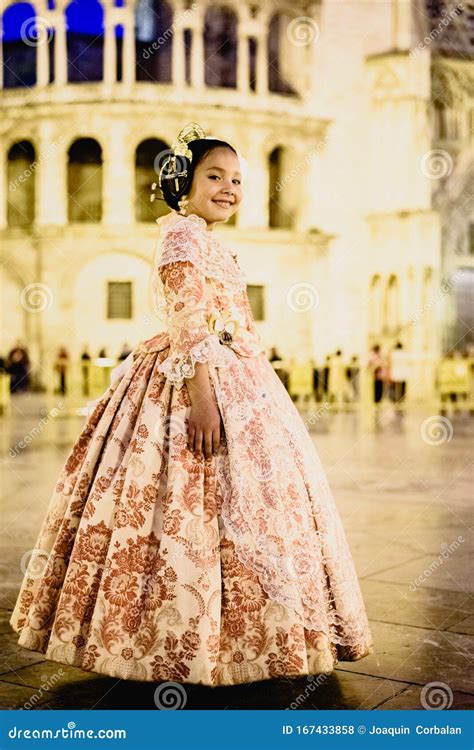 Ritratto Di Una Ragazza Fallera Latina Che Indossa Il Tradizionale Costume Valenciano Di Fallas