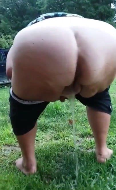 Big Ass Granny Bent Over Peeing In The Grass ThisVid