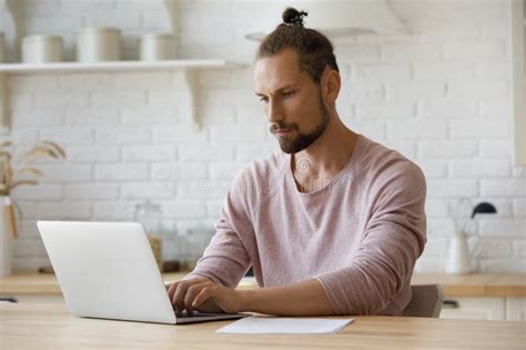 Trabalhador Freelance Muito Ocupado Digitando Em Laptop Na Cozinha Foto