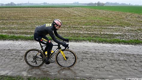 Van Aert Verkent De Kletsnatte Kasseien Van Roubaix Sporza