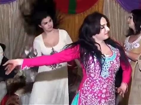 Latest Hot Pakistani Mehndi Dance Hot Mujra New Lip Kissing Mujra