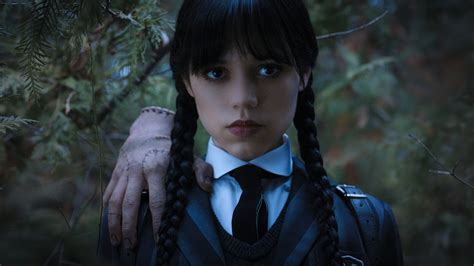 La série sur Mercredi Addams de Tim Burton ENFIN disponible sur Netflix