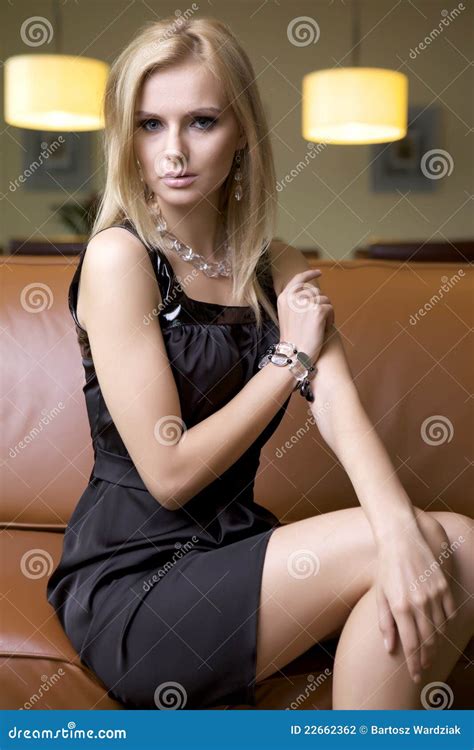 Blonde Frau Im Schwarzen Kleid Stockfoto Bild Von Gesicht Kaukasisch 22662362
