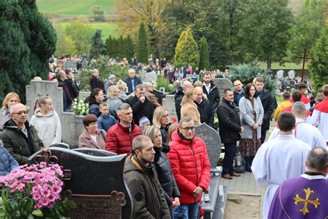 Procesja Na Cmentarzu W Strzy Ewie Ko Cielnym Wspominali Zmar Ych