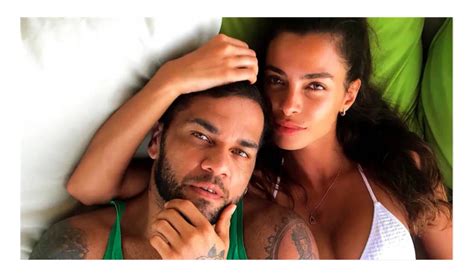 Daniel Alves é Flagrado Com Joana Sanz Em Passeio Dias Após Ser Solto