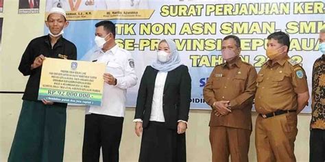 Ke Sdn 01 Tarempa Gubernur Ansar Serahkan Bantuan Hibah Rp 851 Juta