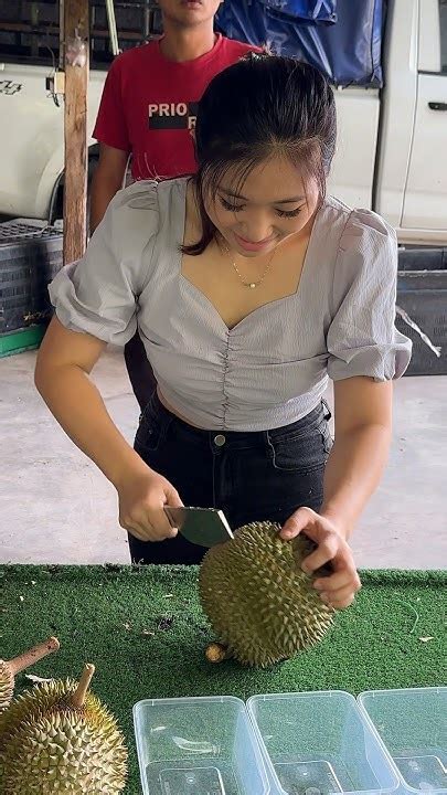 Malaysian Lady Selling Fresh Durian Fruit Cutting Skills Youtube