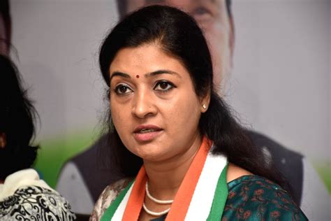 Congress spokesperson Alka Lamba addressing a press conference