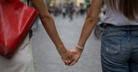 Coppia Gay Via Libera All Adozione La Bimba Pu Avere Il Doppio Cognome Gazzetta Di Parma