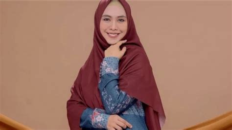 Foto Ustadzah Oki Setiana Dewi Beri Nasihat Pernikahan Netizen